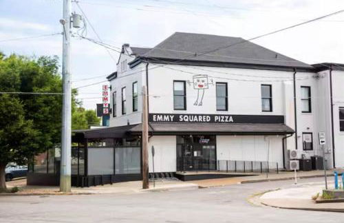 Only 4 Miles to Broadway with Free Parking and TVs in Bedrooms - Foto 49