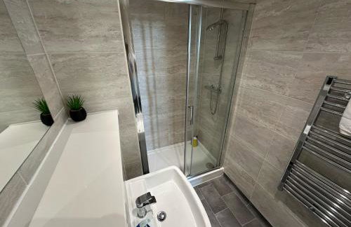 Two Bedroom City View Apartment Liverpool by StaySavvy Accommodation - Photo 75