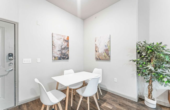 Homey 2BR Suite Close to Downtown w Fast Wifi - Foto 12