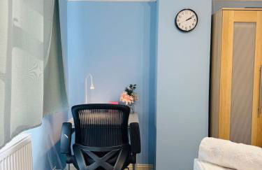 Modern 4BR House with Parking, 8 Mins to Gatwick Airport - Foto 8