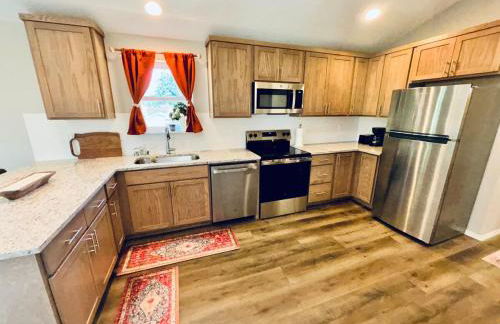 Colorful Comfort 3 Bedroom Home with Fenced yard - Foto 22