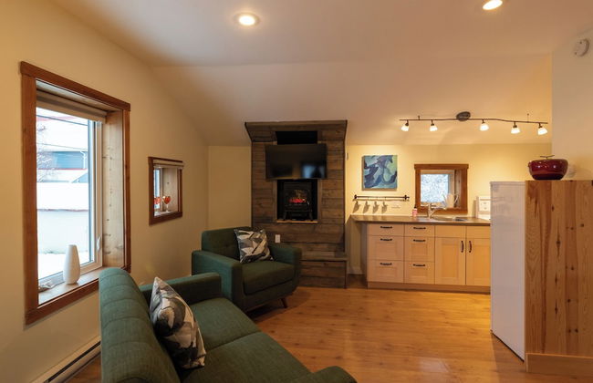 Downtown Whitehorse - Treehouse - Photo 12