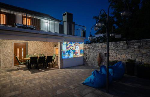 Villa Pietra- Modern rustic poolside oasis - Photo 7