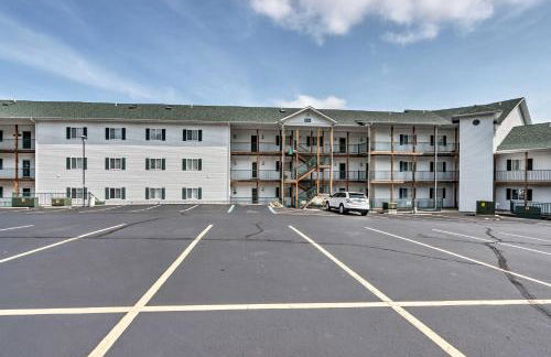 Lakefront Balcony and Pool Access Camdenton Condo - Foto 22