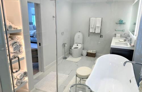 The J Luxury Villa - Southampton Poolside Retreat with Sauna - Foto 70