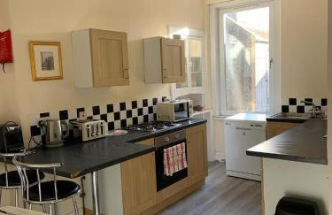 Beach & City Access - 2 Floors, Full Kitchen, Free Parking - Foto 10