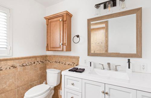 Modern Oasis with Pool & Jacuzzi near Universal Studios - Foto 18