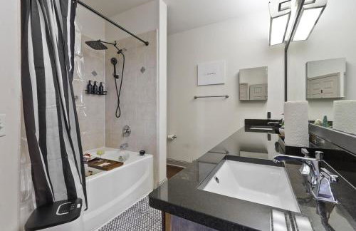 Luxury 1BR Resort Stay with WiFi, Pool, and Desk near Med Center and NRG - Foto 16