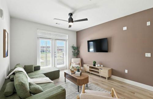 95 Luxury 2B2B Condo DT Fort Worth, Resort Style Pool & Gym, Golf Simulator, 7M to Dickies Stadium, 15M to AT&T stadium - Foto 1