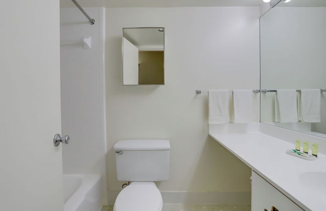 Modern Apt Near Airport & Metro - Photo 42