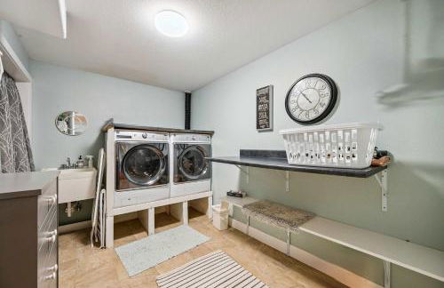 Black Hills Getaway with Hot Tub & Game Room for 18 - Foto 47