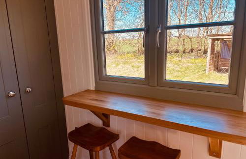 Luxury Shepherds Hut near Glamorgan Coast - Photo 13