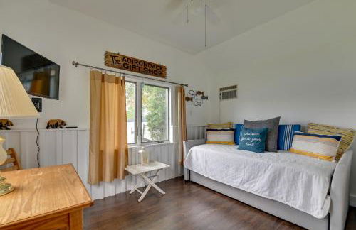 Lake George Waterfront Cabin with On-Site Marina! - Foto 6