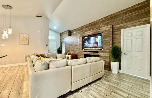 Modern 4BR 2BA with pool in gated community - Foto 16