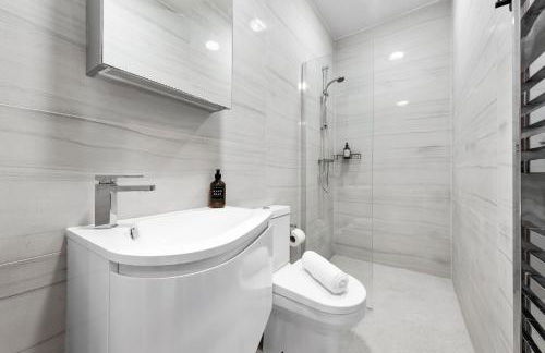 Ground Floor Flat I Sleeps 8 I With Parking - Photo 11