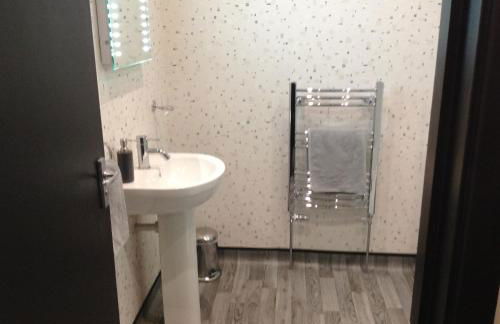 Rooms @ Number Six - Photo 9