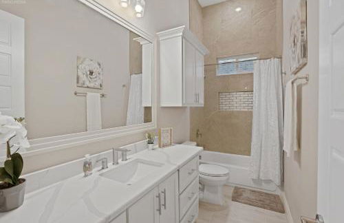 Newly Built Stylish Retreat with Designer Kitchen - Near Park & Beach - Foto 19