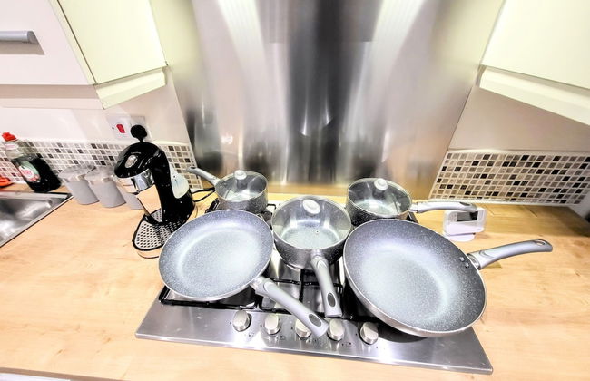 Large Modern House with Parking - Photo 32