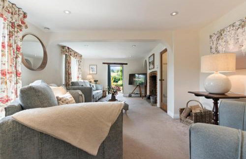 Stunning Countryside Home in Surrey by 53 Degrees Property, Ideal for Family Getaways, Private Tennis Court! - Foto 4