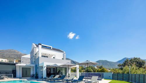 Del Sur Luxury Villa, Heated Pool & Utter Privacy, By ThinkVilla - Foto 2, sunbed