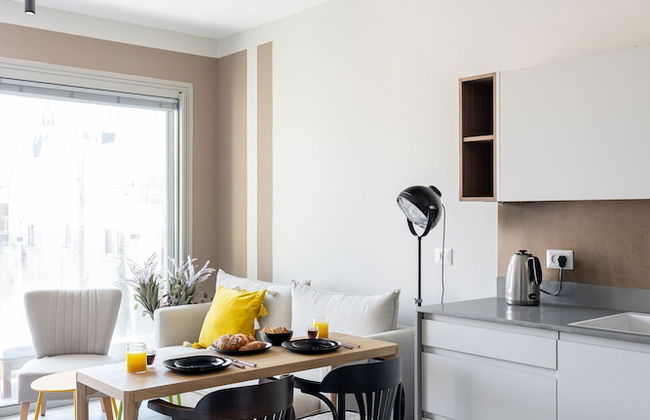 Chic Urban Getaway with Balcony & Mamad by Sea N Rent - Foto 10