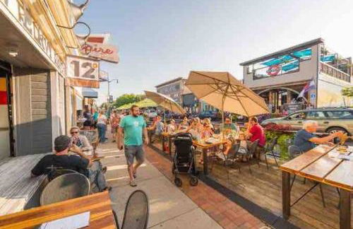 Walk to Dining Breweries and Shops Plus New Hot Tub - Foto 40