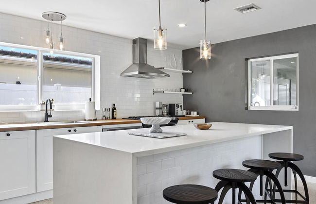 Beach Bliss 10 Mins to Waves 3BR Oasis With Pool - Foto 73