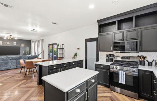 5BD Getaway w Pool Patio Firepit Mins to DT - Photo 12