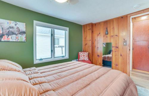 Bright Houghton Lake Home with Boat Dock and Fire Pit - Foto 13