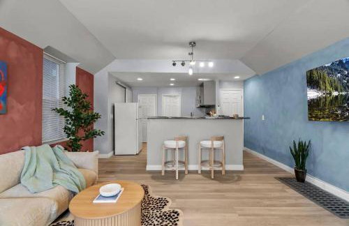 Stylish 2BR Dual-Kitchen Retreat Near Forest Park - Photo 6