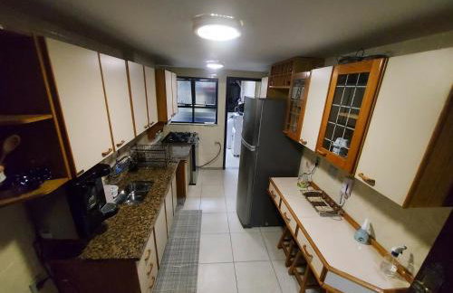 Apto 04 qtos, aconchegante, localizado em prédio frente Praia do Forte - Foto 8