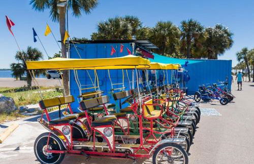 Luxury heated-pool home blocks from the beach - Foto 50