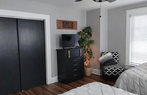 The Bluebird Guesthouse *walk to downtown* - Photo 30