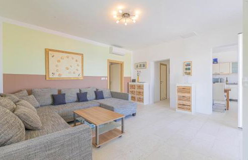 2 Bedroom Lovely Apartment In Lukovo - Foto 15