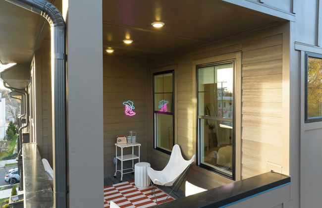 The Stage by Avantstay Chic 4bdr w/ Covered Balcony Modern + Newly Built - Photo 33