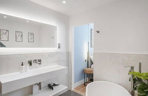 Stylish Apartment with Parking 2 Mins to Seafront - Foto 8