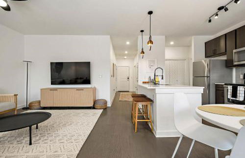 South Lamar Stay - Pickleball, Sauna & Cold Plunge - Photo 10