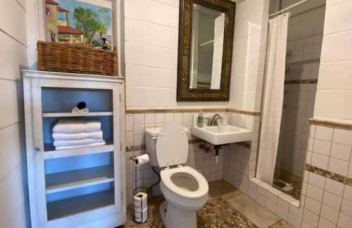 Surf Shack - Steps to the beach, lush fenced backyard by Beach Haven Vacation Rentals - Foto 13