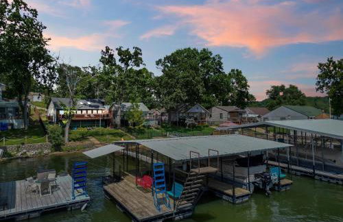 Pet-Friendly Lakefront Home in a Quiet Cove w/ Netflix, Outdoor Seating, Boat Slip - Foto 31