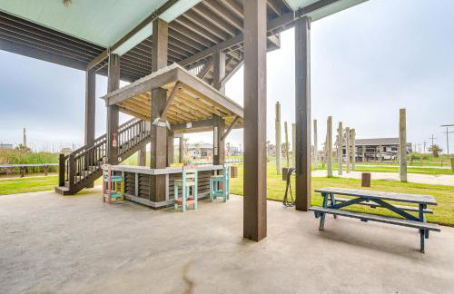 Canal-Front Coastal Getaway in Gilchrist with Deck - Foto 2