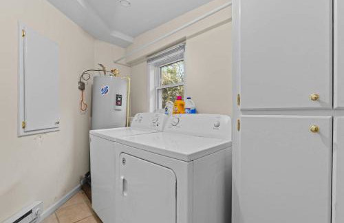 The Mid-Century Hub Close to Everything - Photo 18