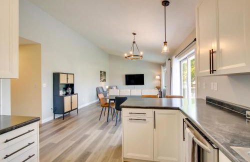 Bright Little Chute Condo with Deck and Yard! - Foto 11