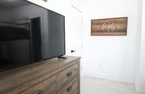 GREAT Luxe House NEAR Downtown & Marina in Miami - Photo 50