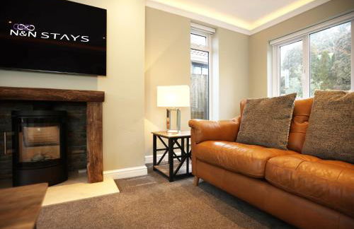 Is Y Coed Place By N And N Stays Ltd, Spacious 5 bed house in Wenvoe Cardiff, With Free Private Parking, Garden and WIFI - Photo 18