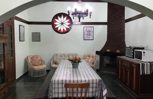 Lindo e aconchegante chalé com piscina, lareira e churrasqueira - Foto 25