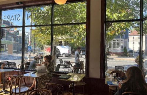 Bright 2-Bedroom Apartment in Federal Hill with Parking, Walk to Atwells Ave - Foto 10