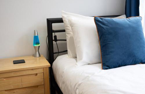 Award Winning Beautiful House in South Cambridge, 14-Min Drive to the City Centre, Free Parking, No Sofabeds, Sleeps 6 - Photo 14