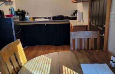 Comfortable Camping Cabins with View of the Cedar River for a Family Weekend Getaway - Foto 2