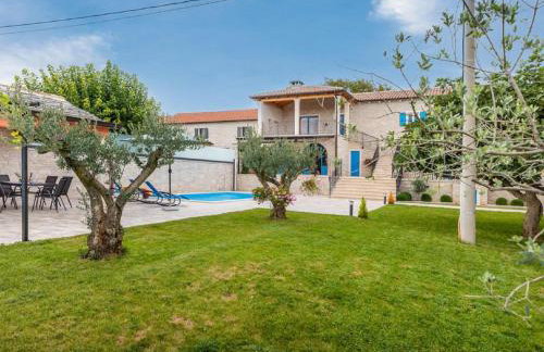 Stylish villa with swimming pool and garden - Foto 35