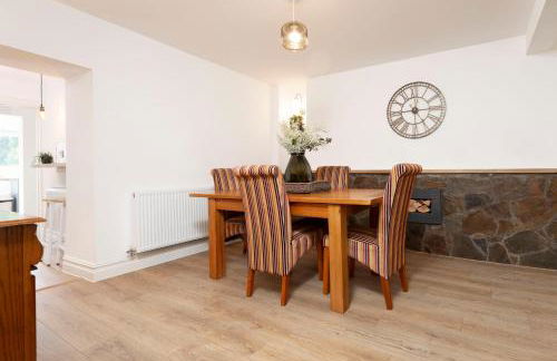 Sleeps 6. Free Wifi. Free Parking central location. - Photo 12